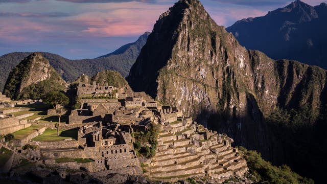 Die Palastruine von Machu Picchu liegt auf einem Bergkamm der peruanischen Anden. 1911 gelangte der Archäologe Hiram Bingham zu der Stätte auf 2450 Metern Höhe und ließ sie freilegen. 