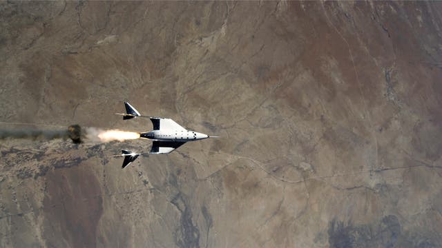 Dieses Archivbild von Mai 2021 zeigt das Raumschiff »VSS Unity«, nachdem es sich von Trägerflugzeug »VMS Eve« gelöst hat über dem Spaceport America, New Mexiko, seinen Raketenmotor zündet.