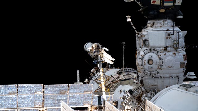 Kosmonaut Pyotr Dubrov bereitet das Ende von ISS-Modul Pirs vor. Ersetzt werden soll es vom Mehrzweck-Teil Nauka.