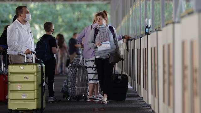 Russische Touristen tragen Gepäck am Flughafen in Antalya, Türkei, nachdem Russland die zweimonatige Flugbeschränkung wegen des Coronavirus aufgehoben hat.