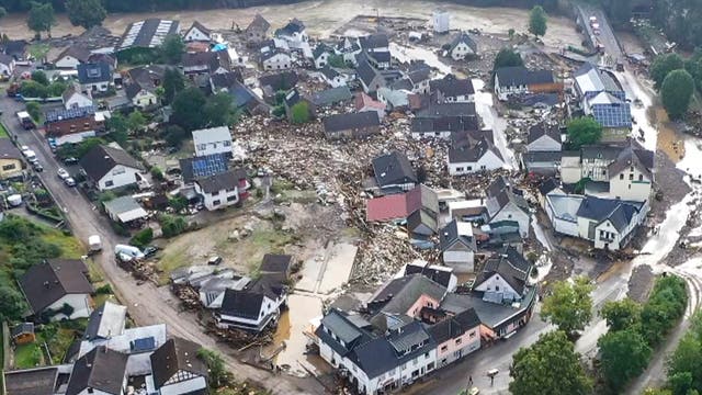 Luftbild der Trümmer in Schuld bei Adenau. Dort nahm nach schweren Unwettern der Fluss Ahr vorübergehend Teile seiner früheren Flussaue in besitz. Sechs Häuser stürzten ein.