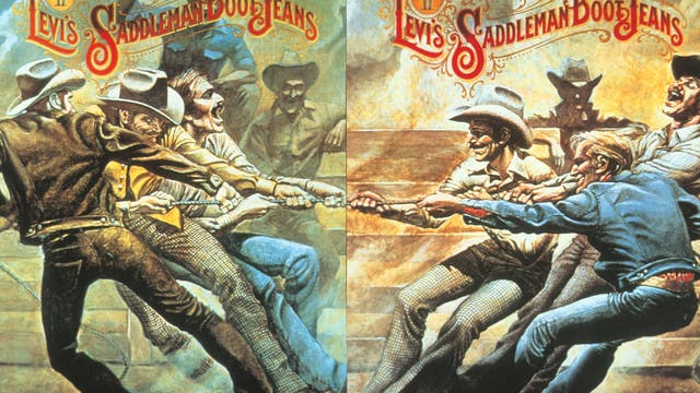 Eine Vintage-Werbung für Levi's Saddleman Boot Jeans zeigt zwei Gruppen von Cowboys, die ein Tauziehen veranstalten. Die Cowboys tragen typische Westernkleidung, einschließlich Hüte und Jeans. Oben im Bild ist der Schriftzug "Levi's Saddleman Boot Jeans" in auffälliger, geschwungener Schrift zu sehen. Die Szene vermittelt ein Gefühl von Stärke und Wettbewerb. Die Illustration ist in einem klassischen, gemalten Stil gehalten.