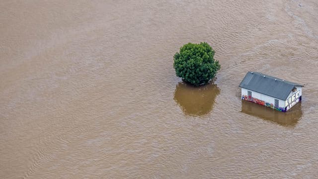 Ein überschwemmtes Feld mit Haus in Wetter (Ruhr)