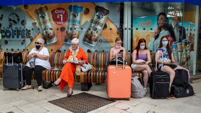 Die Passagiere an der Waterloo Station in London warten auf ihren Zug, nachdem die britische Regierung die verbleibenden Beschränkungen der Coronavirus-Sperrung gelockert hat.