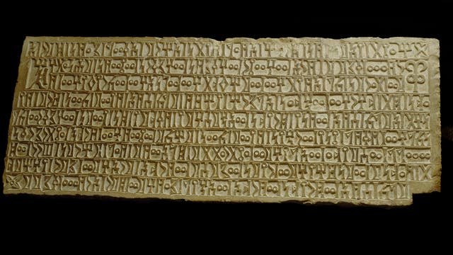 Eine Steintafel mit altsüdarabischer Schrift.