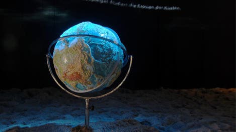 Relief-Globus in der Kieler Ausstellung "Ozean der Zukunft"