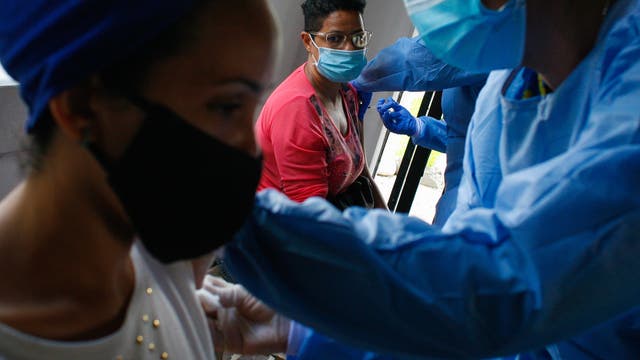 Eine Frau wird im Westen der Stadt Caracas, Venezuela, mit dem in China von Sinopharm hergestellten Präparat gegen Covid-19 geimpft. 