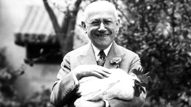 Carl Laemmle mit einem Hahn um das Jahr 1930