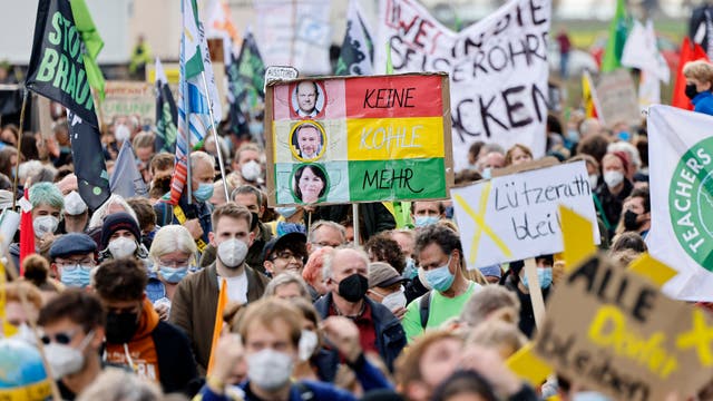 Mitglieder von Greenpeace, Fridays for Future und linksradikalen Gruppen haben Ende Oktober 2021 in Lützerath gegen den Kohleabbau protestiert. 