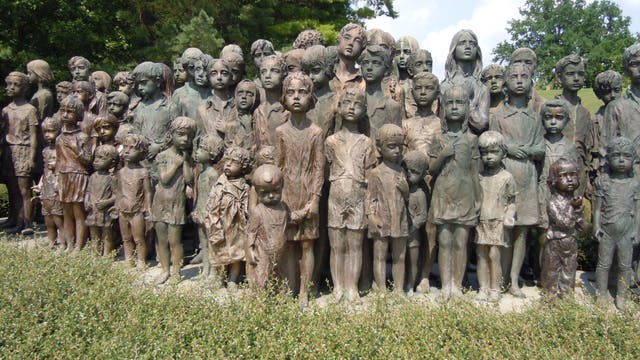 Die Bildhauerin Marie Uchytilová schuf dieses Denkmal im Andenken an die 82 Mädchen und Jungen aus dem tschechischen Ort Lidice, die von den Deutschen 1942 ermordet wurden.