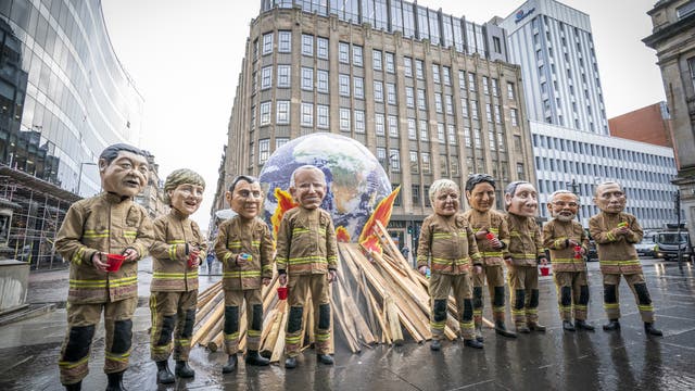 Protest während des Klimagipfels - Demonstranten stecken die Welt symbolisch in Brand