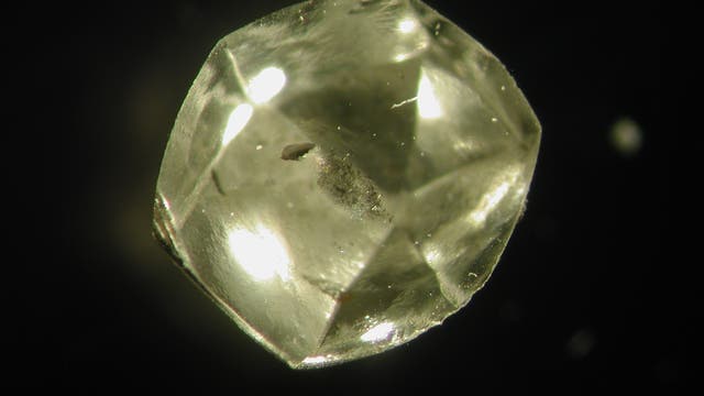 Südafrikanischer Diamant mit Flüssigkeit im Inneren.