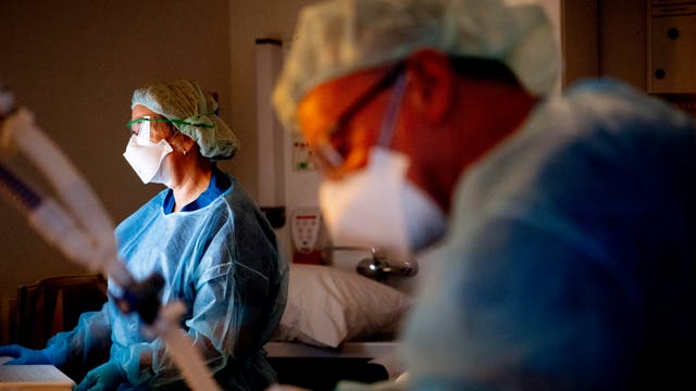 Eine Krankenschwester und  ein Pfleger behandeln einen Corona-Patienten auf der Covid-Intensivstation im niederländischen Van Weel-Bethesda-Krankenhaus, der an ein Beatmungsgerät angeschlossen ist. 
