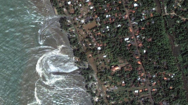 Ein Tsunami trifft die Küste - Satellitenbild