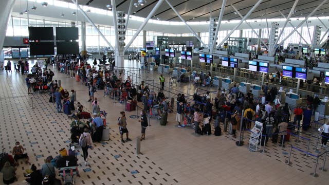 Schlange von Reisenden am Flughafen in Kapstadt