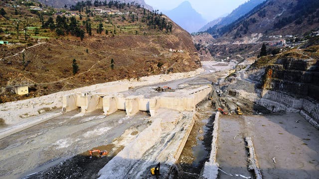 Aufräumarbeiten am zerstörten Wasserkraftwerk Tapovan Vishnugad