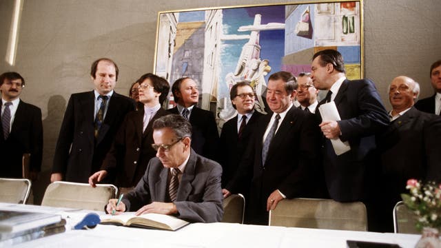 Vertreter der Städte Saarlouis und Eisenhüttenstadt unterzeichnen 1986 den Partnerschaftsvertrag.