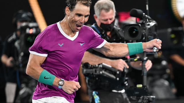 Der Tennisprofi Rafael Nadal jubelt nach seinem Sieg über den an Nummer 2 gesetzten Danil Medvedev im Endspiel der Australian Open 2022 in Melbourne, Australien.