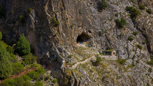 Blick auf den Eingang der Baishiya-Karsthöhle im nordöstlichen Hochland von Tibet.