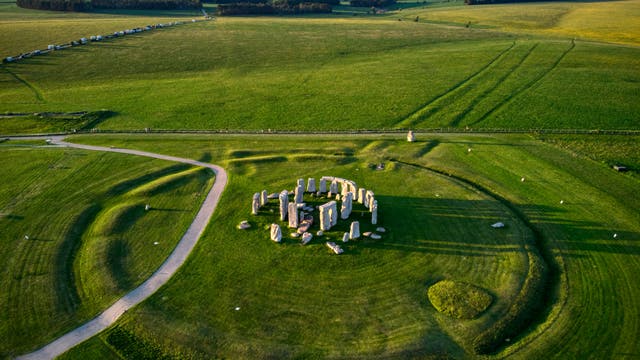 Die jungsteinzeitliche Rundanlage von Stonehenge in England im Luftbild.