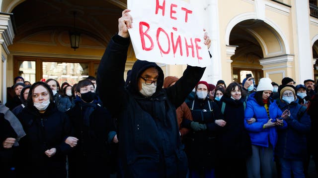 Menschen demonstrierten am 27. Februar 2022 in St. Petersburg gegen Russlands Angriffskrieg gegen die Ukraine. Auf dem Schild steht »Kein Krieg«.