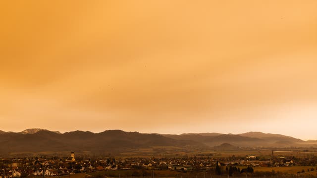 Am 15. März 2022 färbt Saharastaub den Himmel orange im Rheintal über Baden-Württemberg.