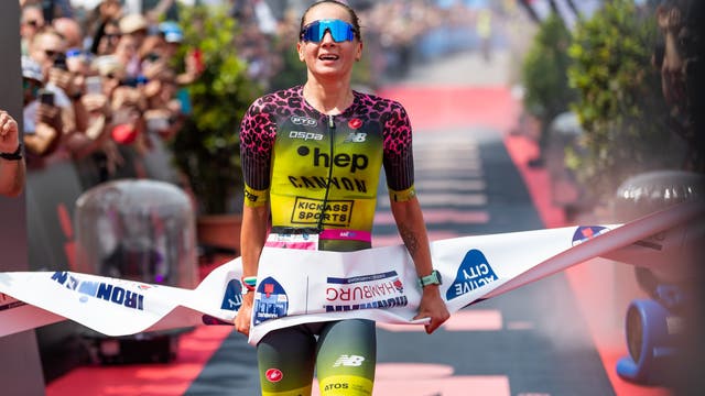 Die deutsche Triathletin Laura Philipp läuft beim Wettbewerb »Ironman European Championship« in Hamburg  am 05.05.2022 als erste über die Ziellinie.