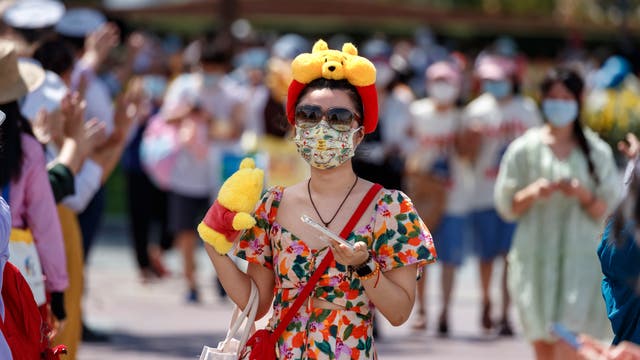 Besucher betreten das Shanghai Disneyland, das am 30. Juni 2022 wieder geöffnet hat.