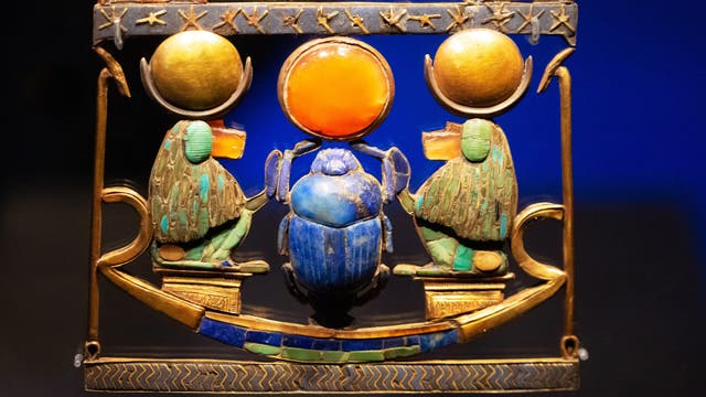 Brustschmuck aus dem Grab des Tutanchamuns mit zwei Mantelpavianen, die den Sonnengott in dessen Form als Skarabäus verehren.