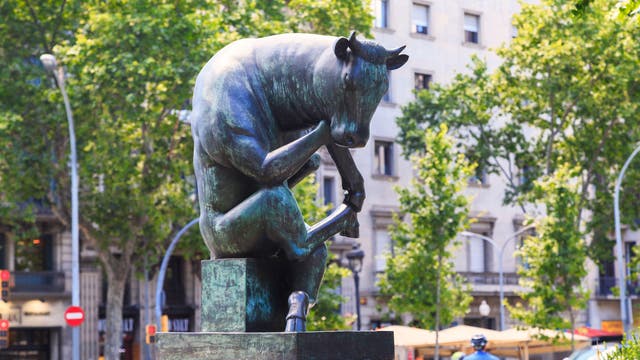 Skulptur eines Stiers in Denkerpose in Barcelona, Spanien