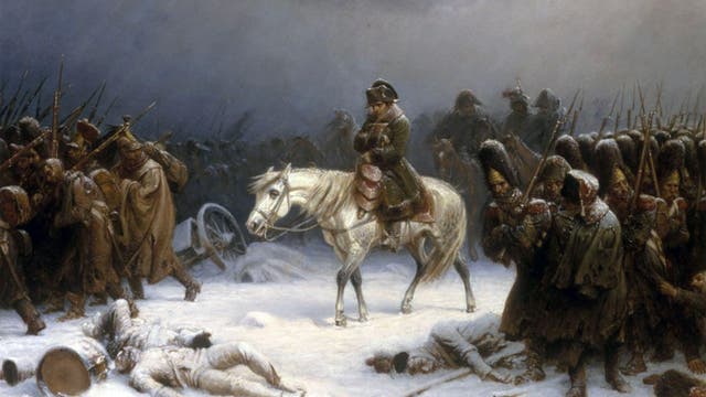 Ein Gemälde zeigt eine historische Szene mit einem Reiter auf einem weißen Pferd, umgeben von erschöpften Soldaten in Winterkleidung. Der Boden ist schneebedeckt, und einige Soldaten liegen am Boden. Die Atmosphäre wirkt düster und bedrückend, was die Härte der dargestellten Situation unterstreicht. Im Hintergrund sind Kanonen und weitere Soldaten zu sehen, die den Eindruck eines Rückzugs oder einer Niederlage vermitteln. Das Gemälde stammt von Adolph Northen und hat den Titel: Napoleons Rückzug aus Russland, 1851.