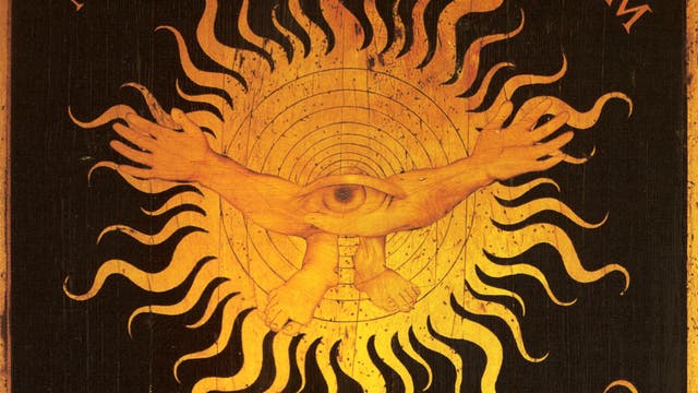 Eine kunstvolle Holzintarsie zeigt ein zentrales Auge, umgeben von strahlenförmigen Linien, die an Sonnenstrahlen erinnern. Zwei ausgestreckte Arme und Beine ragen aus dem Auge heraus. Die Buchstaben "MA", "GNVM", "SO", und "CHA" sind in den Ecken des Bildes angeordnet. Das Bild hat einen goldenen Ton auf einem dunklen Hintergrund und vermittelt ein mystisches, symbolisches Thema.