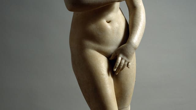 Eine antike Statue der Aphrodite oder Venus im Palast von Pawlowsk bei St. Petersburg.
