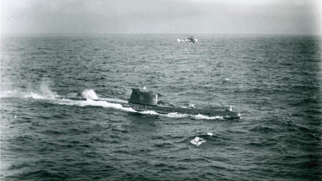 Ein Helikopter der US-Navy überwacht während der Blockade ein sowjetisches U-Boot.