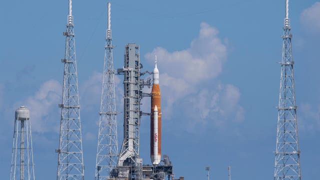 Das Space Launch System mit der Orion-Kapsel an der Spitze auf der Startrampe am 1. September 2022