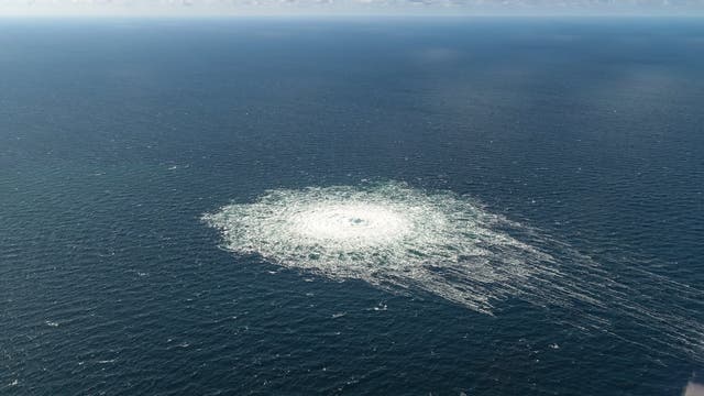 Sprudelndes Gas erzeugt einen Schaumfleck im Meer.