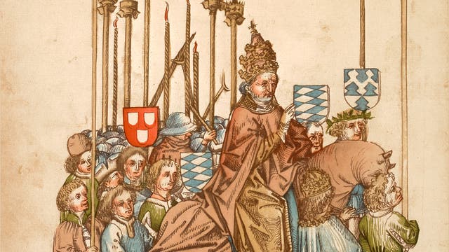 Eine mittelalterliche Illustration zeigt eine feierliche Prozession mit einem Papst im Zentrum, der eine Krone trägt und unter einem Baldachin auf einem Pferd reitet. Um die Figur herum stehen mehrere Personen in historischen Gewändern. Im Hintergrund sind Wappen mit rot-weißem und blau-weißem Muster zu sehen. 