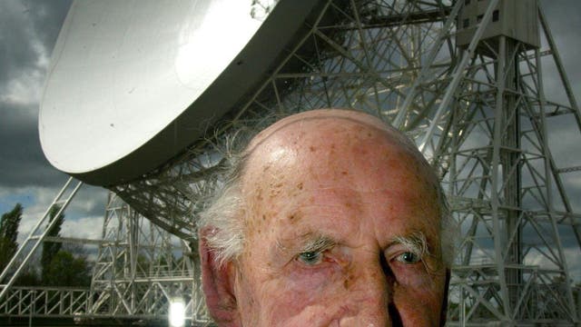 Sir Bernard Lovell vor dem Lovell-Teleskop im Jahr 2003