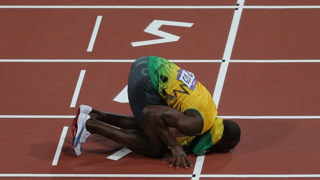 Usain Bolt küsst den Boden nach seinem Olympiasieg über 200 Meter in London 2012