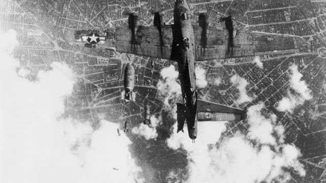 Bomber der US-Luftwaffe im Zweiten Weltkrieg beim Luftangriff über einer deutschen Stadt.
