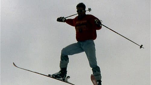 Skifahrer ohne Helm