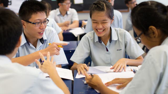 Schülerinnen und Schüler lernen gemeinsam in einer Schule in Singapur. 