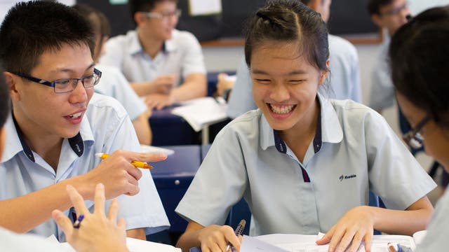 Schülerinnen und Schüler lernen gemeinsam in einer Schule in Singapur.