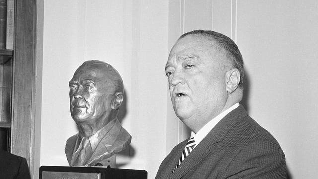 J. Edgar Hoover erhält eine Bronzebüste zum Geschenk