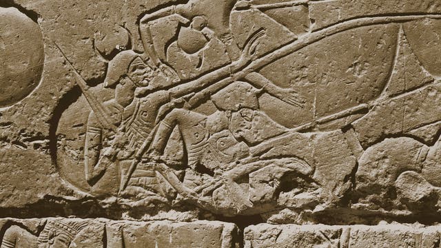 Relief an einer Wand des Grabtempels von Ramses III. in Medinet Habu, Theben-West in Ägypten. Dargestellt sind Krieger mit gehörnten Helmen, Langschwertern und Rundschilden.