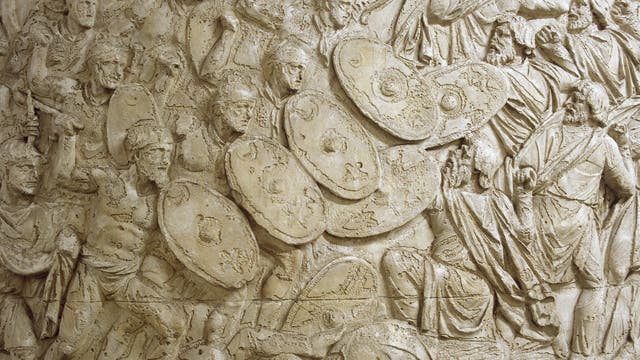 Gipsabguss eines Reliefs von der Trajanssäule in Rom. Römische Soldaten kämpfen gegen dakische Truppen.