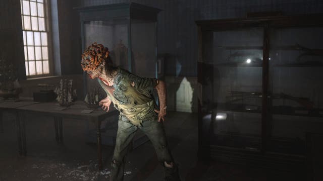 Ein Szenenbild aus der Fernsehserie "The Last of Us". Ein Infizierter sieht gefährlich aus.