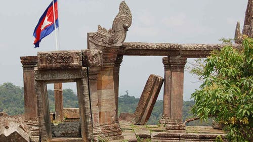 Kambodschas Flagge weht über der Tempelanlage Preah Vihear