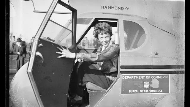 Amelia Earhart vor ihrem Flugzeug