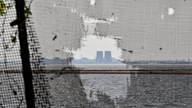 Das Kernkraftwerk Saporischschja in der Ukraine durch ein gerissenes Netz betrachtet
